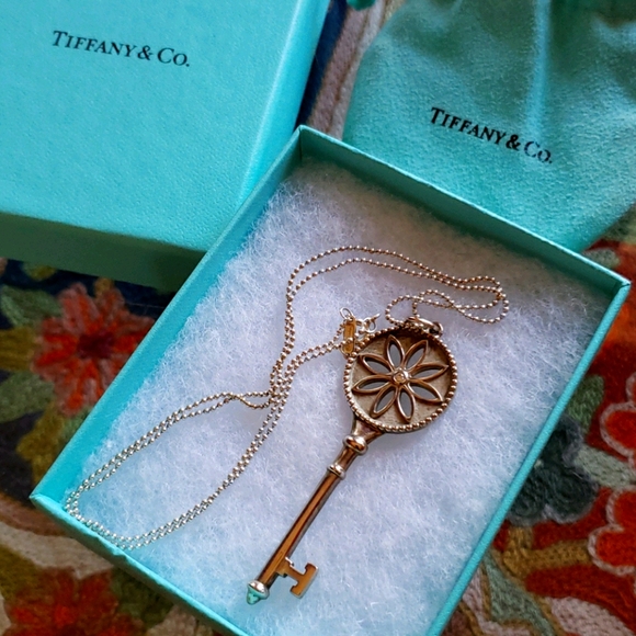 Large silver with diamond Tiffany daisy key - Picture 1 of 2